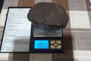 Trei tineri din Bihor, prinşi în flagrant în timp ce încercau să vândă o jumătate de kilogram de haşiş! (FOTO)