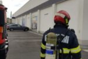 Fum dens într-un magazin din Timiş: 20 de clienţi şi opt angajaţi se aflau în incintă