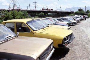 Vehiculele abandonate în parcările şi pe drumurile publice vor fi ridicate: Cum este definit „vehiculul fără stăpân”
