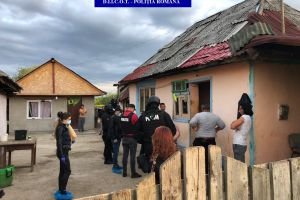 FOTO/VIDEO. Oameni răpiţi din gări, bătuţi şi ţinuţi în sclavie în Maramureş!