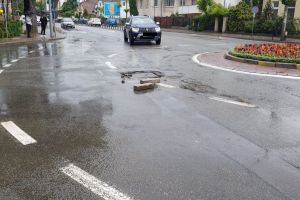 Modul periculos în care a fost ”semnalizată” o gură de canal în jurul căreia se surpă asfaltul (FOTO)