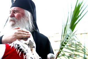 Mitropolitul Banatului îndeamnă la rugăciune pentru ploi liniştite „peste pământul lovit de seceta din acest an”