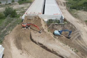 VIDEO| Minune pe autostrada A10 Sebeş-Turda, lotul 1: Pregătiri pentru hidroizolarea podului peste râul Mureş