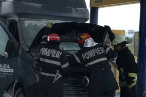 Camionetă cuprinsă de flăcări într-o benzinărie de pe centura Lugojului