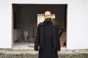 PODCAST – Un preot schimbă vieţile oamenilor din Guşteriţa – Transformă o şură abandonată într-un centru educaţional – Galerie foto