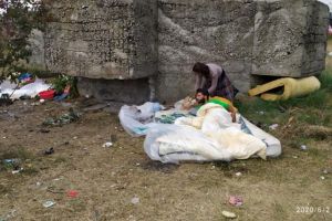 Constanteanul suparat: Locuitorii din zona Far reclama mizeria si infractionalitatea crescuta. Persoane fara adapost s-au “cazat intre portile 5 si 6 din municipiu (galerie foto)