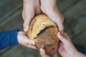 Pachete alimentare şi de igienă pentru 10.000 de timişeni defavorizaţi prin programul POAD. Ce persoane beneficiază de ele?