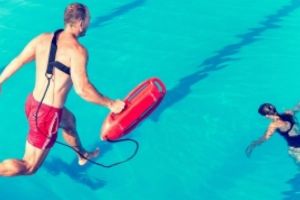 Mobilizare pe plajele din Mamaia şi Constanţa. Salvamarii, dotaţi cu termoscanere şi kituri de oxigen