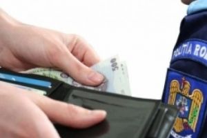 Bărbat prins în flagrant în timp ce încerca să mituiască un poliţist