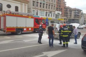 FOTO, VIDEO| INCENDIU la un autoturism în Alba Iulia, în sensul giratoriu de la magazinul Unirea. Au intervenit pompierii
