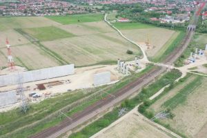 VIDEO| Pe autostrada A10 Sebeş-Turda, lotul 2, lucrări complexe de relocare a reţelelor de înaltă tensiune, care vor permite Aktor să construiasă pasajul peste calea ferat de la Teiuş