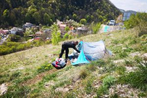FOTO Un bătrân care a trăit timp de cinci ani într-un cort se află acum într-un centru pentru persoane fără adăpost