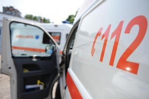 Doi tineri, răniţi de o şoferiţă de 21 de ani, care a intrat cu un BMW pe contrasens