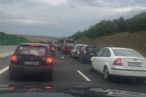 Relaxarea după izolare. Coloane de maşini în drum spre munte