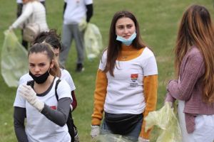 Zeci de voluntari au strâns gunoiul de pe malul Timişului. Preşedintele CJ Timiş: „Fără responsabilitate, lucrurile pot lua o turnură tristă”
