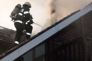 Casă în flăcări, în Pocluşa de Barcău: Bihoreancă de 36 de ani rănită, după ce a încercat să stingă incendiul