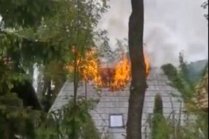 UPDATE VIDEO| INCENDIU la acoperişul unei case din Goieşti: Intervin pompierii din Câmpeni
