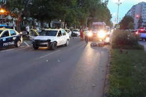 Un motociclist a fost accidentat de un şofer de taxi neatent (FOTO)