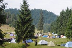 Activităţile de vară şi riscul de contaminare cu COVID-19: Ce parere au experţii despre camping şi mersul la plajă