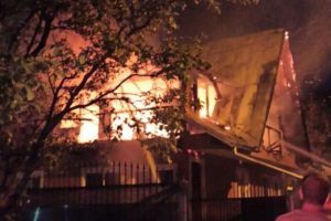 Casa mistuita de flacari, azi-noapte. Incendiul a cuprins si un service auto (video)