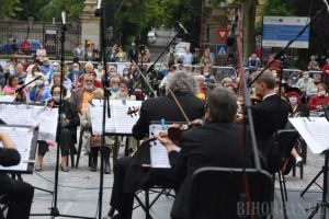 Muzicienii Filarmonicii au susţinut primul eveniment în aer liber în Oradea, de la ridicarea restricţiilor. Care a fost atmosfera (FOTO / VIDEO)