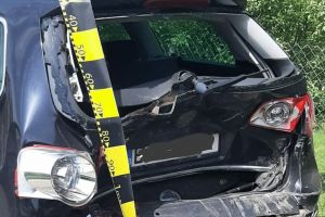 O maşină a intrat în alte două, parcate, la Blăjenii de Jos. Șoferul a ajuns la spital