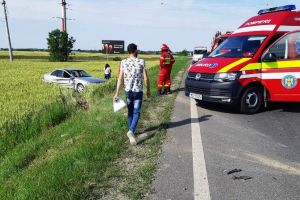 FOTO-ULTIMĂ ORĂ: Accident rutier pe DN2, la Coteşti | O maşină a ajuns pe câmp