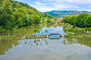 VIDEO| Complexul PlayGround Club din Șard, o oază de relaxare pentru pasionaţii de pescuit şi activităţi în aer liber