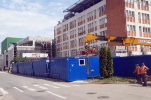 Condiţii de şantier. Unitatea de Primiri Urgenţe din Oradea se mută în containere modulare (FOTO)