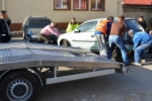Ridicarea maşinilor, mai uşor de realizat cu legea lui Nicu Fălcoi: „Sper să scăpăm mai uşor de hârburile abandonate prin parcări sau pe marginea drumurilor”