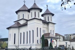 Biserica ”Sfânta Treime” Bistriţa îşi serbează luni hramul