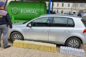 Țigări de 17.000 lei, descoperite în traficul sătmărean. Șoferul, un bărbat de 66 de ani