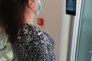 Termoscanere care măsoară temperatura corpului în zona feţei – la intrarea în Spitalul Orăşenesc Mioveni
