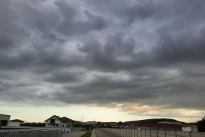Vreme instabilă. Avertizare meteo de ploi şi vijelii