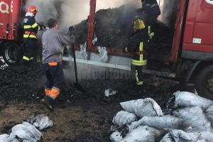 Camion încărcat cu cărbuni pentru grătar, cuprins de flăcări într-o parcare la Dorneşti