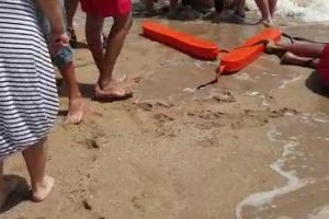 La un pas de tragedie, pe plaja Belona: Salvamarii au reusit sa salveze un barbat. Imagini graitoare (galerie foto + video)