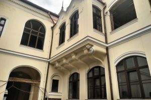 Cum arată Palatul Greco-Catolic din Oradea, la aproape doi ani de la incendiu. În august lucrările la partea exterioară vor fi finalizate (FOTO)