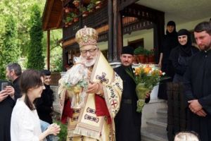 De ziua sa, ÎPS Calinic a oficiat Sfânta Liturghie la Mănăstirea Robaia
