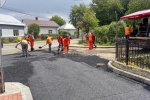 Opt străzi “de pământ” din Suceava vor fi asfaltate anul acesta
