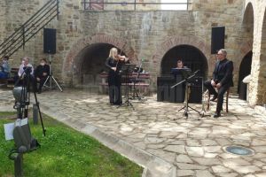 Mini-concertele de la Cetatea Sucevei şi spectacolele de la Muzeul Satului au delectat sute de ...