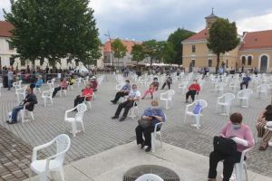 LIVE VIDEO| Primul concert cu distanţare socială, în Piaţa Cetăţii din Alba Iulia, susţinut de Ansamblul Folcloric al Judeţului Alba