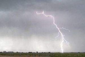 Bărbat mort după ce a fost lovit de fulger, în judeţul Timiş