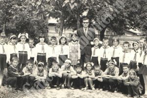 După 46 de ani…Domnul învăţător Florin Ene, ultima zi la catedră: Trebuie sa pun ,,ghiozdanul în cui”!