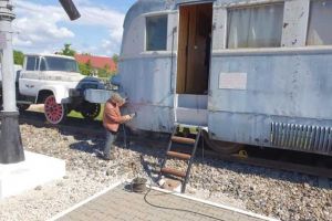 FOTO, VIDEO| Haină nouă pentru automotorul din Parcul Feroviar Teius. Mirel Vasile Hălălai: „Pentru a păstra vie ideea de CFR-ist în oraşul nostru am edificat acest parc feroviar”