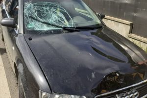 FOTO Accident cumplit! O fetiţă de 12 ani şi mama acesteia, lovite puternic de o maşină