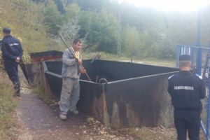 Un barbat din Pacureti a fost prins la furat de titei de pe proprietatea Petrom