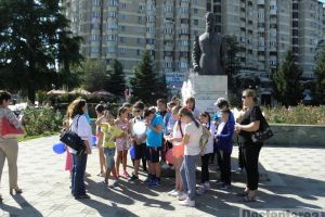 “Monumente băcăuane la pas”