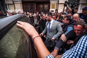 Ce veste i-a dat Mitropolia lui Cristian Pomohaci după ce a ieşit de la judecată. Oamenii l-au ovaţionat (VIDEO)