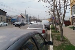 Amenzi între 1.000-2.500 de lei pentru maşinile care zac pe domeniul public: Primăria Bârlad s-a supărat pe rable!