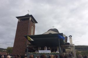 Mulţime de credincioşi la sfinţirea noii biserici greco-catolice din Herina (FOTO)